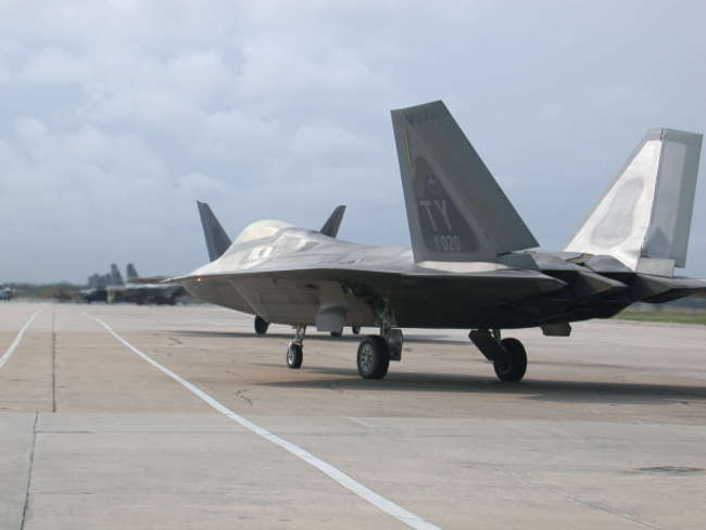 F-22s_parked.jpg